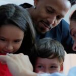 Tainá Militão apresenta Gabriel aos irmãos e registra momento especial em Madri